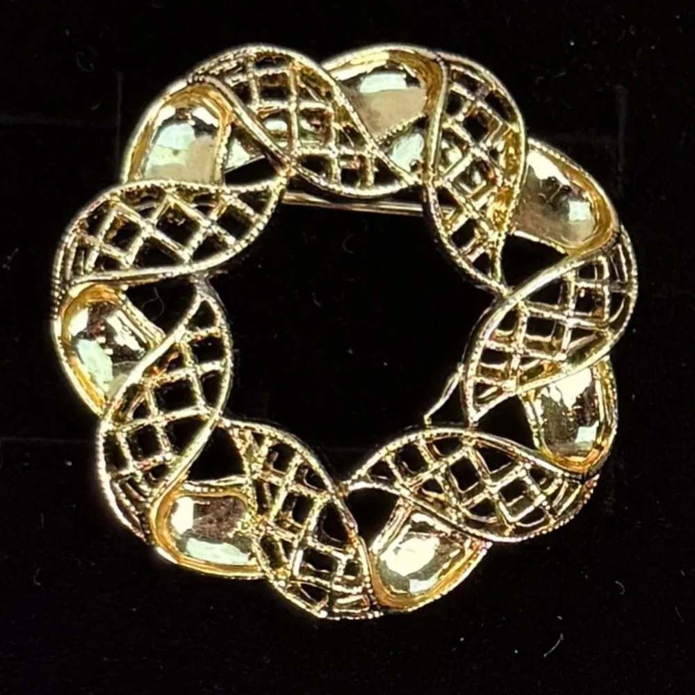 Elegant vintage textured goldtone, wreath brooch, pen